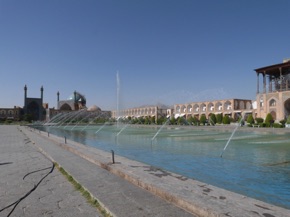Place de l'Imam, ou Place du Shah avant la révolution, mesure 500 m de long sur 160 m de large Place de l'Imam, ou Place du Shah avant la révolution, mesure 500 m de long sur 160 m de large