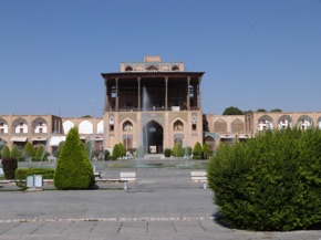 Palais Ali Qapu dont le toit de la terrasse est soutenu par 18 fines colonnes Palais Ali Qapu dont le toit de la terrasse est soutenu par 18 fines colonnes