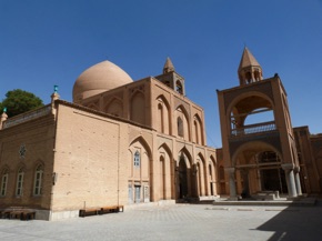 Quartier arménien : Cathédrale Vank avec son campanile et sa coupole de style islamique Quartier arménien : Cathédrale Vank avec son campanile et sa coupole de style islamique