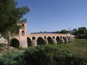 Pont de Sharestan, avec ses 10 arches, est le plus ancien de la ville Pont de Sharestan, avec ses 10 arches, est le plus ancien de la ville