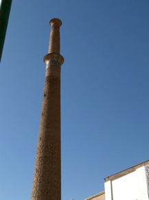 le minaret, haut de 51 m, se trouve au sud de la mosquée le minaret, haut de 51 m, se trouve au sud de la mosquée