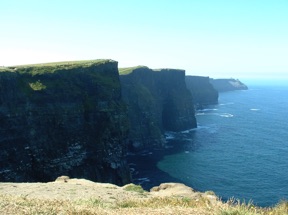 Falaises de MOHER : 8 kms de falaises en schiste noir .... Falaises de MOHER : 8 kms de falaises en schiste noir ....