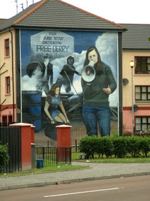 Battle for the Bogside avec Bernadette Devlin au mégaphone Battle for the Bogside avec Bernadette Devlin au mégaphone