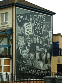 Free Derry's Corner avec ses murs peints retraçant l'histoire de la ville Free Derry's Corner avec ses murs peints retraçant l'histoire de la ville
