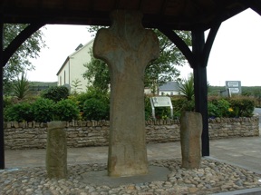 DONAGH CROSS : croix sculptée la plus ancienne du pays DONAGH CROSS : croix sculptée la plus ancienne du pays