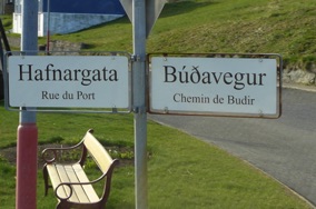 les rues de cette ville sont indiquées aussi en français !! les rues de cette ville sont indiquées aussi en français !!