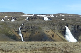 de très nombreuses cascades tout le long du trajet de très nombreuses cascades tout le long du trajet
