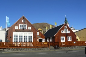 et de charmantes petites maisons sur le port et de charmantes petites maisons sur le port