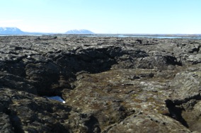 dorsale média atlantique qui sépare l'île en deux plaques tectoniques dorsale média atlantique qui sépare l'île en deux plaques tectoniques