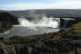 GODAFOSS : les chutes des dieux scindées en deux bras sur une roche de basalte GODAFOSS : les chutes des dieux scindées en deux bras sur une roche de basalte