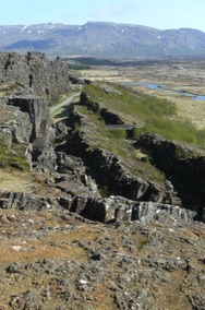 une faille tectonique de plusieurs kms et haute de plus de 30 m parcourt le site une faille tectonique de plusieurs kms et haute de plus de 30 m parcourt le site
