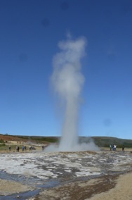 Geyser STROKKUR
qui jaillit à 30 m
toutes les 5 minutes Geyser STROKKUR
qui jaillit à 30 m
toutes les 5 minutes