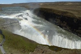 GULLFOSS, la "chute d'or", est formée de deux chutes qui ont creusé une gorge GULLFOSS, la "chute d'or", est formée de deux chutes qui ont creusé une gorge