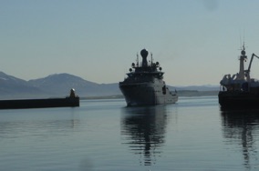 Bateau garde-côtes rentrant dans le port Bateau garde-côtes rentrant dans le port