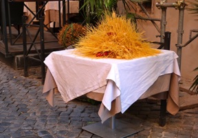 mais pas de doute nous sommes bien en Italie : il y a des p&acirc;tes m&ecirc;me dans la rue !!