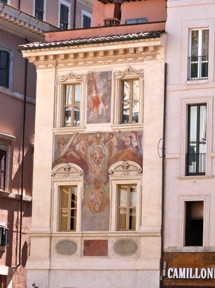 une fa&ccedil;ade de maison bien d&eacute;cor&eacute;e !