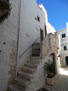 LOCOROTONDO : un des p lus beaux villages d'Italie avec ses maisons blanchies
