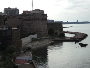 le Castello Aragonese 
qui s&eacute;pare la vieille ville et la ville nouvelle