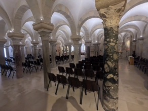 la crypte avec des fresques byzantines et des colonnes aux chapiteaux de tous les styles