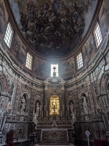 l'int&eacute;rieur est tr&egrave;s sombre avec un plafond &agrave; caissons.