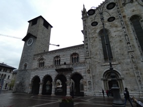 Accol&eacute; &agrave; la cath&eacute;drale le Broletto (13eme si&egrave;cle) flanqu&eacute; de la tour communale