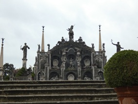 Teatro Massimo surmont&eacute; par une statue de licorne, symbole de la famille Borrom&eacute;e