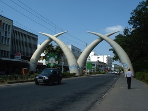 MOMBASA : monument érigé pour la venue de la reine d'Angleterre MOMBASA : monument érigé pour la venue de la reine d'Angleterre