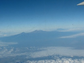 En partant nous survolons le Kilimandjaro En partant nous survolons le Kilimandjaro
