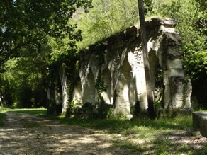 en traversant cet aqueduc.