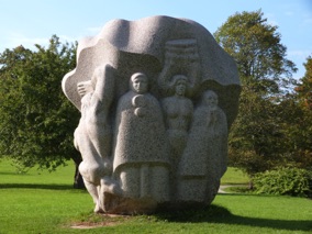 Colline de DAINAS couverte de 26 sculptures qui a &eacute;t&eacute; inaugur&eacute;e en 1985