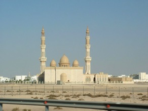 Mosqu&eacute;es le long de la route entre Duba&iuml; et Abu Dhabi