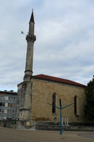 CROATIE - Bihac 
une &eacute;glise transform&eacute;e en mosqu&eacute;e