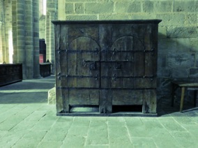 grosse armoire liturgique de ch&ecirc;ne du XIIe