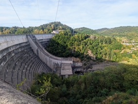 c'est le plus grand (120m), le plus gros et le plus fort des barrages sur la Dordogne
