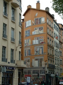 de nombreuses fresques dans la ville ....