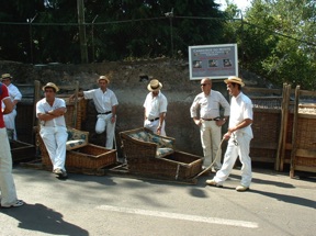 les carr&eacute;s de cestes, tra&icirc;neaux en osier pour descendre les touristes dans les rues pentes de Monte