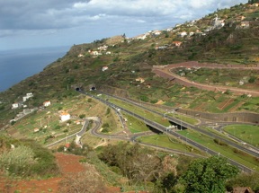 d'innombrables ponts et un tr&egrave;s beau r&eacute;seau routier