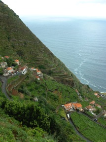 de nombreuses cultures en terrasses tout au long des routes