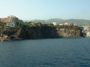 et des falaises