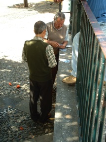 des hommes jouent aux cartes