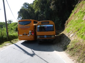 Croisement difficile : on comprend mieux pourquoi nous n'avons pas pris notre bus ! Croisement difficile : on comprend mieux pourquoi nous n'avons pas pris notre bus !