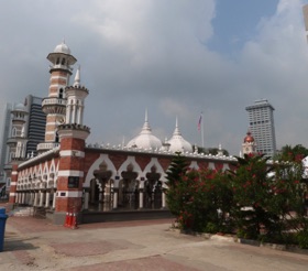 Mosquée Masjid Jamek édifiée en 1907 au confluent de deux rivières Mosquée Masjid Jamek édifiée en 1907 au confluent de deux rivières