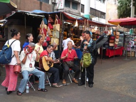 A une intersection un groupe de chanteurs aveugles se produit A une intersection un groupe de chanteurs aveugles se produit