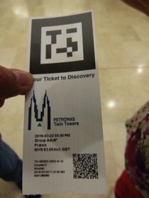 avec mon ticket d'admission pour monter au 86ème étage !! avec mon ticket d'admission pour monter au 86ème étage !!