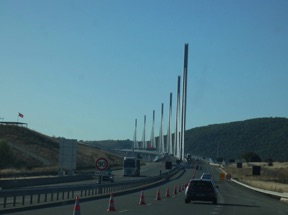 culmine &agrave; 343 m et long de 2460 m