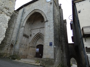 Eglise en partie fortifi&eacute;e avec un portail gothique
