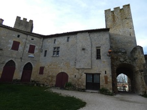 Edifi&eacute;e au XIII&egrave;me si&egrave;cle c'est la plus petite cit&eacute; fortifi&eacute;e de France
