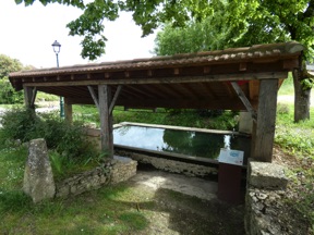 le lavoir &eacute;difi&eacute; en 1908 &eacute;tait aliment&eacute; par le ruisseau du Rouhaut et a &eacute;t&eacute; r&eacute;am&eacute;nag&eacute; en 1989