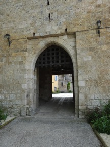 SARRANT
ancien village m&eacute;di&eacute;val fortifi&eacute; 
Porte de ville du XIVeme.