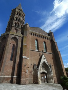 l'&eacute;glise du XIIIe d'allure massive avec un &eacute;l&eacute;gant clocher de style toulousain du XIVe